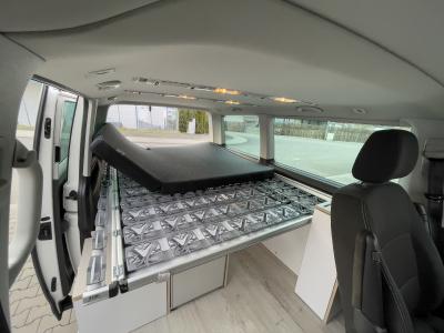 Das Good Life Bett bietet mit 160 x 200 cm einzigartigen Komfort in der VW Bus Klasse. Der Bettaufbau hat einen durchgehenden Lattenrost mit Tellerfedern und eine an der Oberfläche unsegmentierte Matratze. Einzigartiger Luxus für Campingfreunde ist so garantiert.