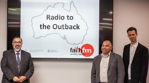 Start der Ausstrahlung des Radiosenders "Faith FM" über VAST (re. außen Michael Engelbrecht) / © Foto: Adventist Record