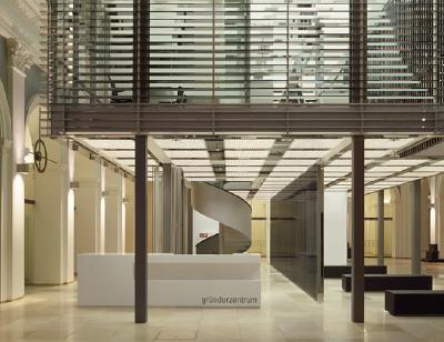 Spiegelnde und durchscheinende Materialien sind das charakteristische Merkmal dieses von Stefan Behnisch (Behnisch Architekten) entworfenen Gebäudes, das – als eines der ersten Gebäude weltweit – ein innovatives Beleuchtungskonzept auf Basis von LED-Leuchten integriert, entwickelt von Dietrich F. Brennenstuhl und gefertigt von Nimbus. Das "Haus im Haus" entfaltete – und entfaltet nach erfolgter Revision – aus seinem Inneren heraus eine ungewöhnliche Leuchtkraft. Foto: Roland Halbe