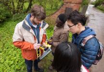 Foto (THL): Internationale Studierende des „Water Engineering“ bei Messungen