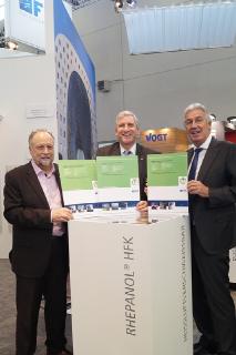 Udo Bächler, Managing Director der Saargummi Construction GmbH erhält die zwei ersten EPDs für Duraproof von Dr. Burkhart Lehmann