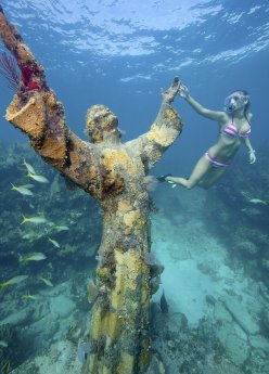 Schnorchlerin bei der Christ of the Deep Statue vor Key Largo (c) Stephen Frink Florida Key.jpg