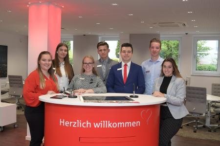 Die Auszubildenden in der Azubi-Filiale in Friedrichsdorf (v.l.n.r.): Sabrina Neuner, Julia Fritsch, Juliane Sawalski, Florian Mosterts, Dennis Dracic, Fabian Bannert und Sabrina Frenzel
