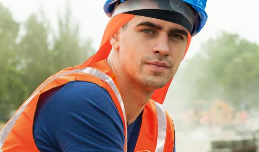 Klimaneutrale Kühlkleidung für mehr Sicherheit und Gesundheit - jetzt auch mit perfekter Hitzeschutzstrategie für das Arbeiten mit Schutzhelm.