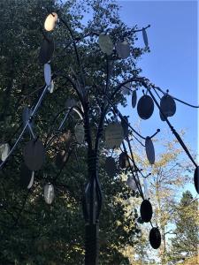 Für jedes Baby wurde ein Baum gepflanzt und ein süßes Erinnerungsschildchen flattert im Wind