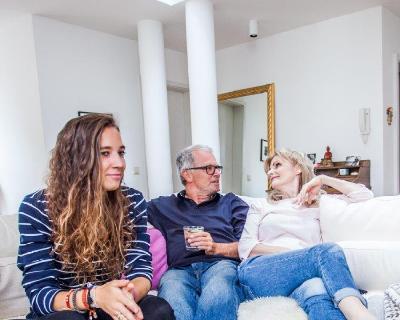 Mit dem eigenen Nachwuchs über Sexualität sprechen? Gelingt den wenigsten Eltern. Aber, so Ergotherapeut:innen, in Gegenwart der Jugendlichen zeigen, wie ein liebe- und respektvolles Miteinander funktioniert, ist bereits ein Stück vom Weg. (© DVE/ Janine Metzger)