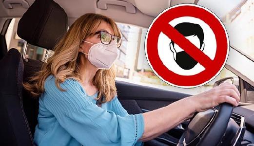 Frau mit Mund-Nase-Maske im Auto