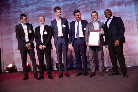 Die Vorstände des prostep ivip Vereins (von links) Armin Hoffacker, Dr. Henrik Weimer, Philipp Wibbing und Prof. Dr. Rainer Stark sowie der Geschäftsführer des Vereins Dr. Alain Pfouga (rechts) gratulierten dem Absolventen der Hochschule Osnabrück Michael Timpe zur Auszeichnung für die beste Masterarbeit des Vorjahres. (Foto: prostep ivip Verein)