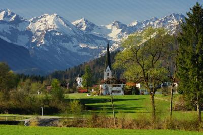 Frühling in Fischen im Allgäu. Der Allgäuer Hauptkamm im Hintergrund ist noch schneebedeckt