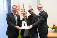 Von links nach rechts: den Novitas BKK-Vorstandsvorsitzenden Ernst Butz, Christine Bleks und Mustafa Tazeoğlu, Vereinsvorstände von Tausche Bildung für Wohnen e.V. und Oberbürgermeister Sören Link