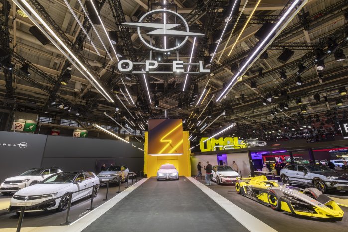 spannender-blick-in-die-zukunft-weltpremieren-opel-stx-concept-und-opel-gse-27fe-auf-dem-pa.jpg