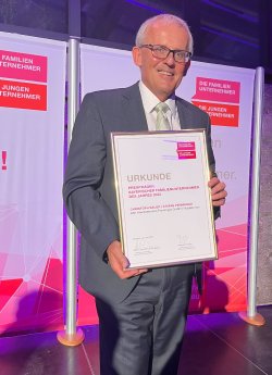 Christoph Bauer mit der Auszeichnung zum Bayerischen Familienunternehmer.jpg