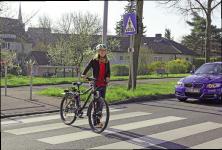 Wer sein Fahrrad schiebt, gilt als Fußgänger und hat gegenüber einem Pkw Vorrang / Foto: ARCD