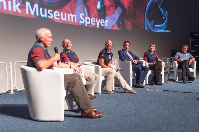 Talkrunde Astronauten und Gerhard Daum.JPG