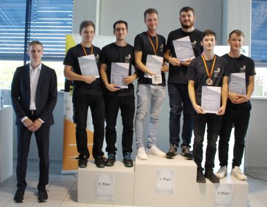 Dr. Stefan Kapp (l.), WorldSkills-Bundestrainer und Jurypräsident in der Disziplin „Industrie 4.0“, mit den Wettkämpfern der ersten Deutschen Meisterschaft für „Industrie 4.0“ (v.l.n.r.): Moritz Roth und Niklas Meiser (Festo SE & Co. KG), Johannes Albrecht und Felix Willi (Sick AG) und Moritz Schelzke und Valentin Mauser (Rogers Germany GmbH).