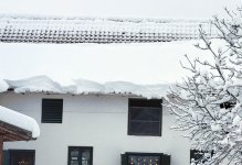 Bei großen Schneemengen kann trotz Schneefangs eine Dachlawine unterhalb des Schneefangsystems abrutschen.