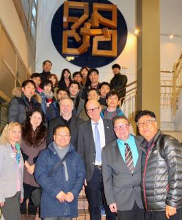 Eine südkoreanische Delegation informierte sich in der Bildungsakademie Tübingen der Handwerkskammer Reutlingen über die überbetriebliche Ausbildung in Deutschland