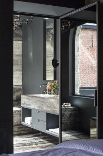 Für die Bäder, die ganz im Zeichen der von urbaner Eleganz geprägten Atmosphäre des De Gulde Schoens stehen, entschieden sich die Hoteliers für Produkte der Kollektion AXOR Citterio E / De Gulde Schoen / Frederic Vercruysse