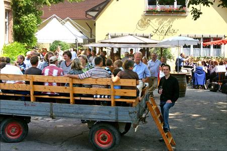 Blick auf Kiefers Hoffest. Vorne rechts Inhaber Martin Schmidt