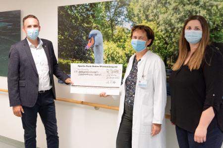 Dr. Viola Prietsch (Mitte) und Markus Heming, Kaufmännische Geschäftsführer im Klinikum, freuen sich über den Spendenscheck von Annabelle Kiefer / Foto: Markus Kümmerle
