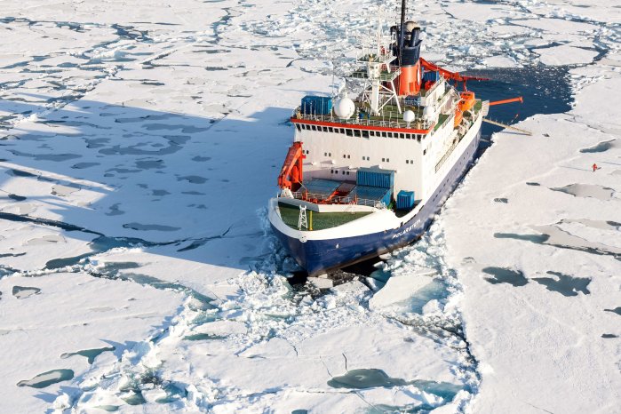 01 Polarstern unterwegs im Eis 2020 AWI_© Alfred-Wegener-Institut.jpg