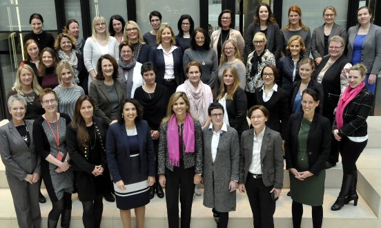 Teilnehmerinnen des vierten Round Table für weibliche Führungskräfte bei Santander.jpg