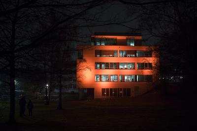 Die Hochschule Osnabrück hat sich an der weltweiten Kampagne „Orange your City“ beteiligt: Anlässlich des Internationalen Tages gegen Gewalt an Frauen und Mädchen erstrahlte das Gebäude AF (Service- und Informationszentrum) der Hochschule am 24. November in Orange. (Foto: Hochschule Osnabrück / Swaantje Hehmann)