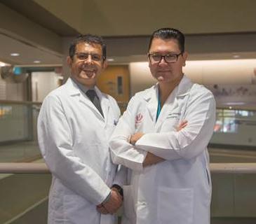 Dr. Khashayar Dashtipour und Dr. Miguel López-González (v.l.) (© Foto: Loma Linda University Health)