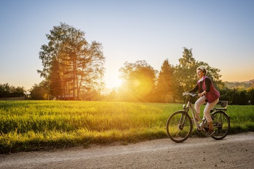 Konstanz-Radfahren-Wiese-Sonnenuntergang-02_Copyright_MTK-Dagmar-Schwelle.jpg