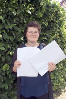 Links das „normale“ Papier, rechts das umweltfreundliche. Einen Unterschied sieht man kaum, findet Emelie Mithin. Foto: Suria Reiche