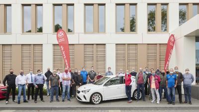 83 und72: Opel-Entwickler und AvD-Vizepräsident Volker Strycek mit Opel Corsa e-Rallye
29: Teilnehmer der DMSB Hochvolt-Schulung vor dem AvD-Haus