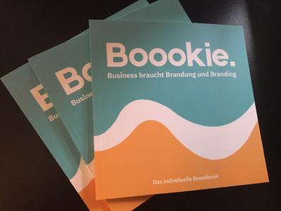 Boookie ist ein Print-Produkt von MissWord! Eigens konzipiert und ertüftelt für Unternehmer und Selbstständige, die gerne ihr eigenes Werk in Händen halten und für den Ausbau ihres Expertenstatus nutzen wollen. Gleichzeitig ein fabelhaftes Medium, das sich re-finanziert über vielfältige Einsatzmöglichkeiten.