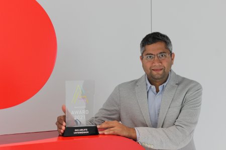 Pranjal Kothari, Vorstandsmitglied der Sparkasse Bremen, mit der Auszeichnung.