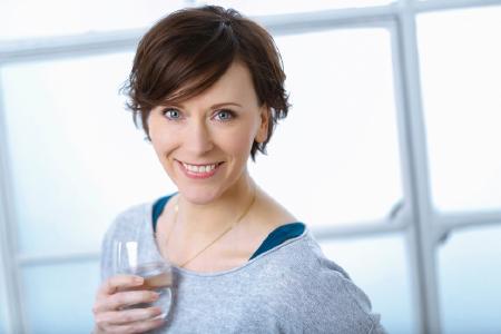 Frau-mit-Heilwasser-Glas