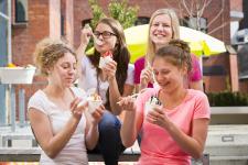 Eis darf nur im Becher und nur zum Mitnehmen verkauft werden. Zudem darf es nicht in einem Umkreis von 50 Metern rund um die Eisdiele gegessen werden / Foto: Adobe Stock