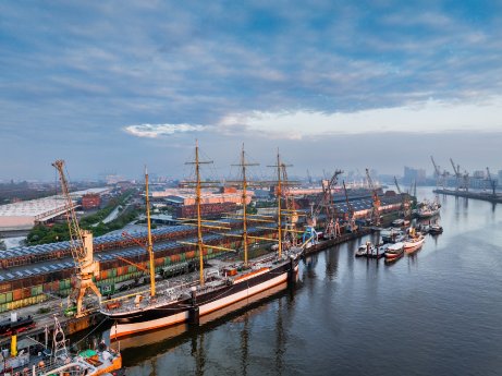 PEKING vor Hamburg-Skyline, Foto Jan Sieg, 2024, (c) SHMH..jpg