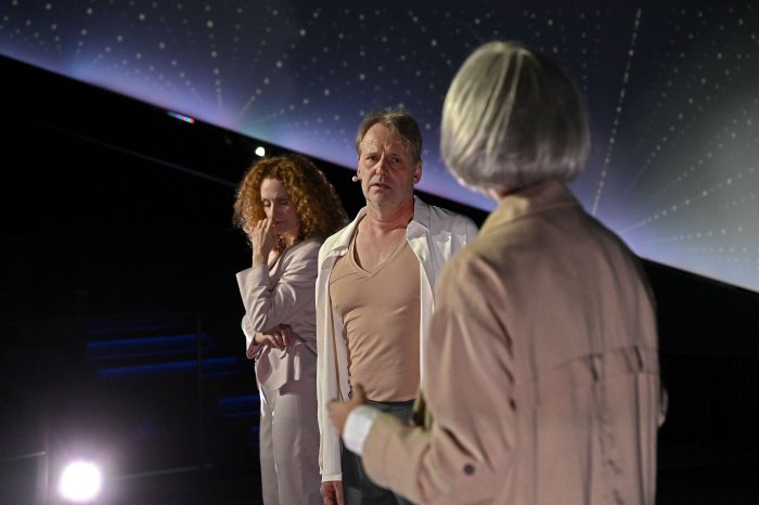 Letzte Nacht der Welt 112 Lisa Wildmann Nils Brüch Sophia Marie Scherrieble ©Jochen Klenk.jpg