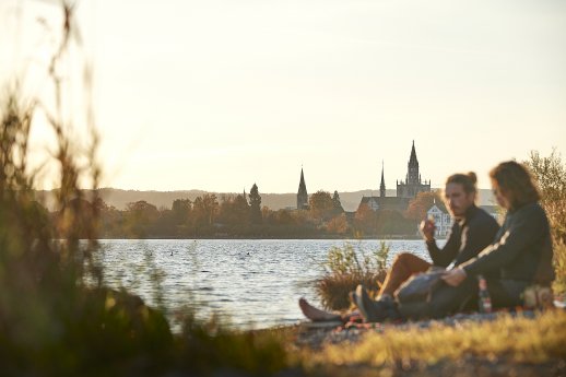 Konstanz-Seeuferweg-Bodensee-Ufer-Muenster-Rucksack-Paar-01_Copyright_MTK-Hari-Pulko.jpg
