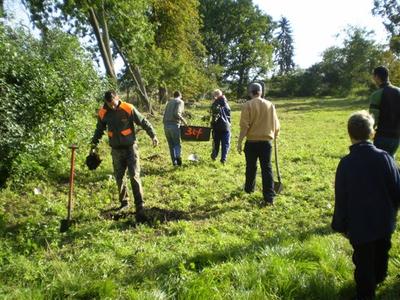 Freiwillige Helfer bei einem Arbeitseinsatz zur Verschönerung des Außengeländes der Nationalpark-Information Blankenförde