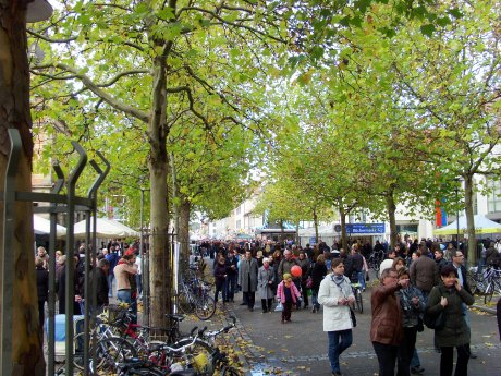 Menschen in der Hauptstraße.jpg