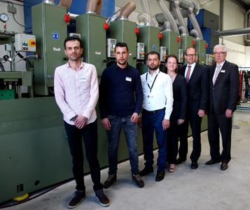 Sie sind fit für die Ausbildung: die Praktikanten Segvan Othman (v. l.), Najib Aziouti und Mirkhan Hno Shepo mit Claudia Köhler vom BNW, Ulf-Birger Franz, Wirtschaftsdezernent der Region Hannover, und Fritz Kelle, Personalleiter der VSM AG