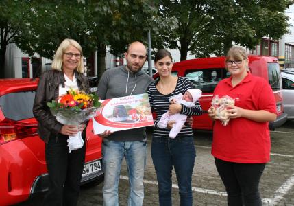 von links: VAG Unternehmensbereichsleiterin Dorothee Koch, Markus Weimer, Martina Willmann mit Baby Amelie Mareike sowie VAG Auszubildende Selina Jaich