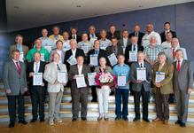 Gemeinsam mit den Vizepräsidenten der Kammer, Alois Jöst und Martin Sättele, dem Ehrenvizepräsident Gerhard Höfler sowie Hauptgeschäftsführer Dieter Müller und Bereichsleiter Stefan Schlösser stellten sich die Geehrten zum Abschluss der Feierstunde dem Fotografen / Bild: Fotostudio Thomas