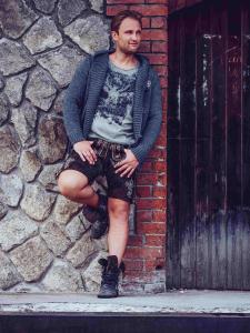 „Coole Tracht mit Liebe gemacht“: Das niederbayerische Label „hangOwear“ bringt aus Waldkirchen im Bayerischen Wald mächtig frischen Wind in die Trachtenmode. Foto: obx-news