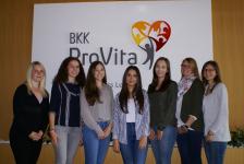 Die neuen Auszubildenden der BKK ProVita und ihre Betreuerinnen (von links nach rechts): Sabrina Smolarczyk, Verena Römmelt, Sabrina Mayr, Azize Akyar, Julia Ganther, Beatrice Kretzler und Nathalie Morice.