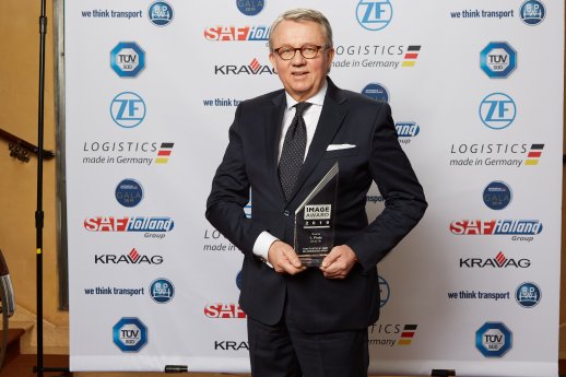 Peter Hornig nimmt für Scania den Image Award 2019 entgegen.jpg