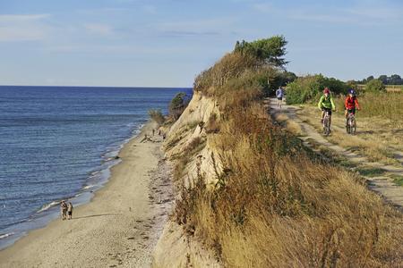 Radfahren an der Steilküste von Ahrenshoop auf Fischland-Darß-Zingst, Foto: Andreas Weise - factum