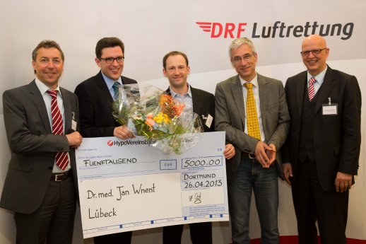 DRF Luftrettung Übergabe Forschungspreis Apr13 Quelle Lauritz Afflerbach.jpg