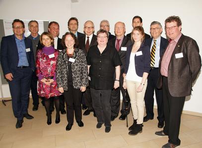 Die Referentinnen und Referenten des Symposiums sowie die Mitglieder des Beirats "Wasser als Lebensgrundlage" mit Catarina de Albuquerque (3.v.l.), Prof. Ursula Eid (5.v.l.), Präsident Prof. Dr. Andreas Bertram (6.v.l.), Prof. Dr. Burkhard Huch (7.v.l) und Prof. Dr. Elisabeth Leicht-Eckardt (8.v.l.)