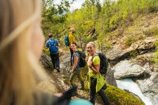 Outdoorurlaub ist von Natur aus nachhaltig und umweltfreundlich – hier Wanderer auf dem WasserWeltenSteig zwischen Schwarzwald und Schweiz